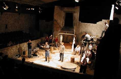 Theaterprobe zum Musical Don Quixote in der zum Theater umgebauten Halle in Gais AR, August 2002