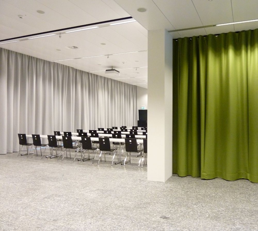 Schulungs- und Mehrzweckraum im Gebäude FLEX der Kabelwerke Brugg mit schallabsorbierenden Vorhängen