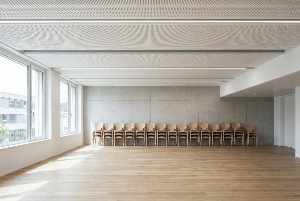 Aula mit schallabsorbierender Akustikdecke