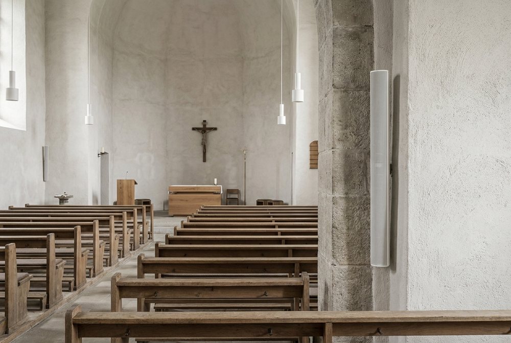 Kirchenraum mit schlankem Säulenlautsprecher an einem Pfeiler