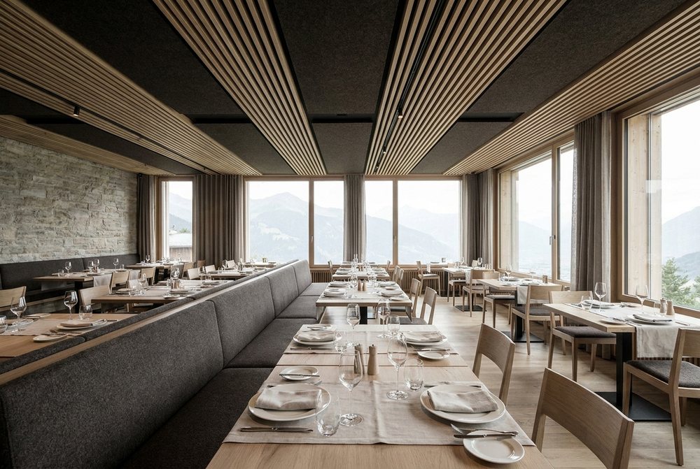 Restaurant mit Holzlamellendecke und Polsterbänken