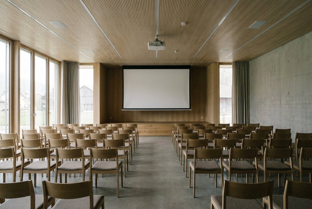 Mehrzwecksaal mit Projektionsleinwand und Deckenlautsprechern